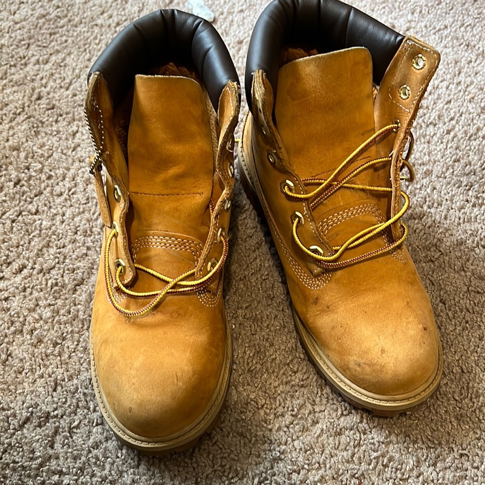 Boy size 6 timberlands